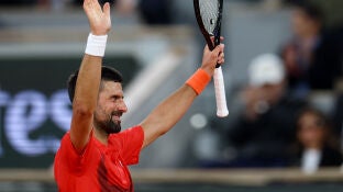 Novak Djokovic celebra su victoria ante McDonald en Roland Garros
