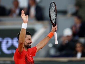 Novak Djokovic celebra su victoria ante McDonald en Roland Garros