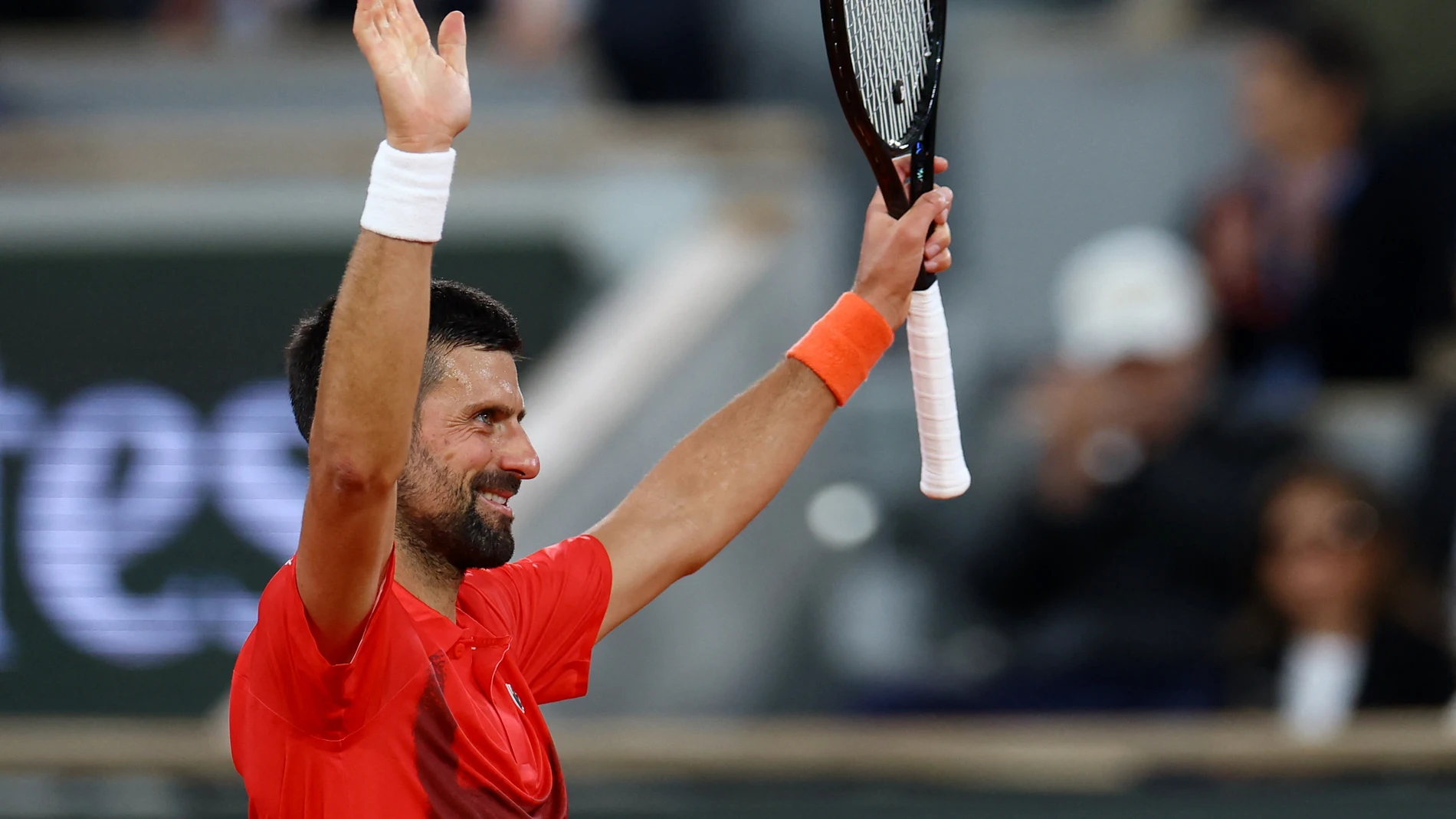 Novak Djokovic celebra su victoria ante McDonald en Roland Garros Novak Djokovic celebra su victoria ante McDonald en Roland Garros