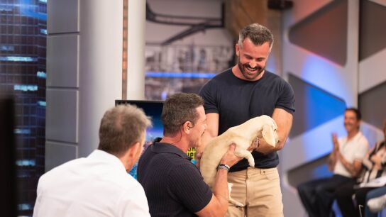 El momento m&aacute;s tierno de Luke Evans en El Hormiguero: se deshace en mimos con su perra, Lala