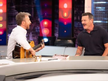 Luke Evans demuestra su nivel de español... ¡cantando 'Diva', de Melody, con Pablo Motos a la guitarra!