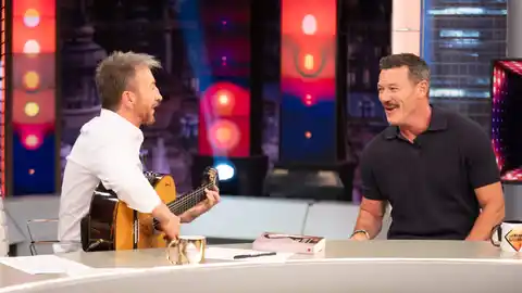 Luke Evans demuestra su nivel de español... ¡cantando 'Diva', de Melody, con Pablo Motos a la guitarra! Luke Evans demuestra su nivel de español... ¡cantando 'Diva', de Melody, con Pablo Motos a la guitarra!