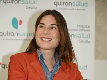 Lourdes Montes, presentando a su Nicol&aacute;s tras recibir el alta