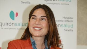 Lourdes Montes, presentando a su Nicolás tras recibir el alta