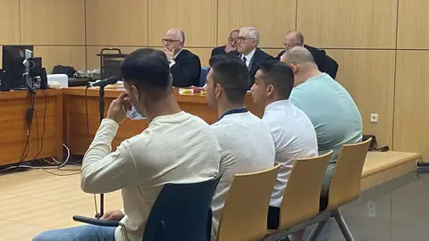 Guardia Civil afirma que "al menos 15 personas" participaron en los abusos sexuales a la menor de Valencia Guardia Civil afirma que "al menos 15 personas" participaron en los abusos sexuales a la menor de Valencia