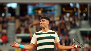 Carlos Alcaraz dedica un sonrisa al p&uacute;blico de Roland Garros