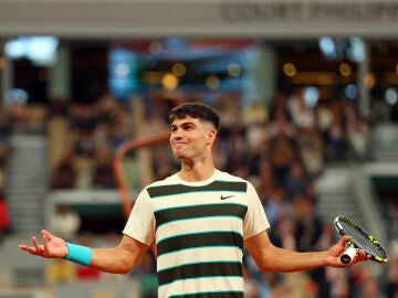 Carlos Alcaraz dedica un sonrisa al público de Roland Garros