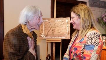 Imagen de archivo del artista canario Pepe Dámaso y la exdirectora de Filatelia de Correos, Leire Díez (d)