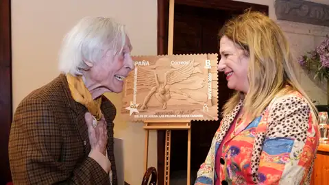 Imagen de archivo del artista canario Pepe Dámaso y la exdirectora de Filatelia de Correos, Leire Díez (d) Imagen de archivo del artista canario Pepe Dámaso y la exdirectora de Filatelia de Correos, Leire Díez (d)