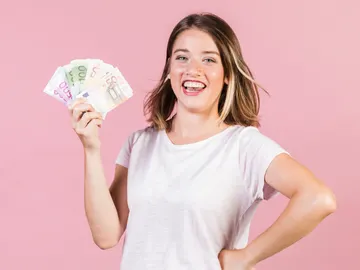 Una mujer con billetes de euro Una mujer con billetes de euro