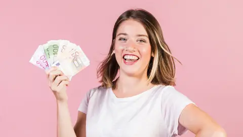 Una mujer con billetes de euro Una mujer con billetes de euro