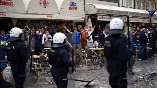 Agentes de la polic&iacute;a polaca vigilan a hinchas del Chelsea en Breslavia 
