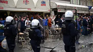 Agentes de la policía polaca vigilan a hinchas del Chelsea en Breslavia Agentes de la policía polaca vigilan a hinchas del Chelsea en Breslavia