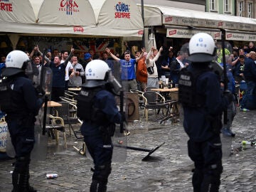 Agentes de la policía polaca vigilan a hinchas del Chelsea en Breslavia 