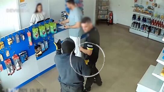 El momento en el que un hombre intent&oacute; atracar una gasolinera con una pistola y huy&oacute; en un coche robado en &Aacute;guilas, Murcia