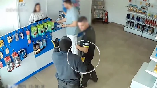 El momento en el que un hombre intentó atracar una gasolinera con una pistola y huyó en un coche robado en Águilas, Murcia El momento en el que un hombre intentó atracar una gasolinera con una pistola y huyó en un coche robado en Águilas, Murcia