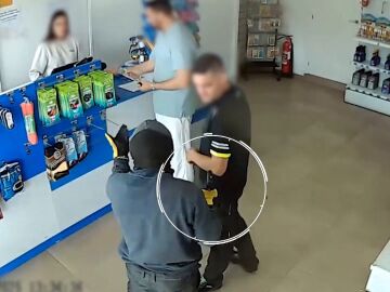 El momento en el que un hombre intentó atracar una gasolinera con una pistola y huyó en un coche robado en Águilas, Murcia