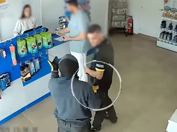 El momento en el que un hombre intentó atracar una gasolinera con una pistola y huyó en un coche robado en Águilas, Murcia El momento en el que un hombre intentó atracar una gasolinera con una pistola y huyó en un coche robado en Águilas, Murcia