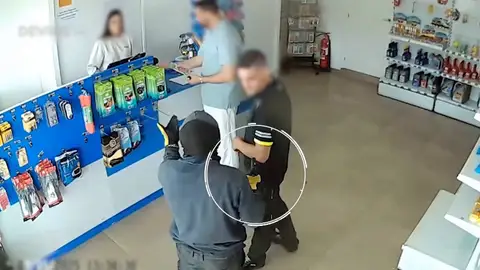 El momento en el que un hombre intentó atracar una gasolinera con una pistola y huyó en un coche robado en Águilas, Murcia El momento en el que un hombre intentó atracar una gasolinera con una pistola y huyó en un coche robado en Águilas, Murcia