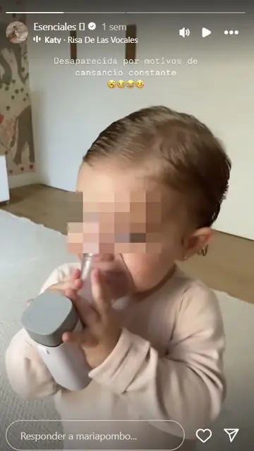 Vega, la hija de María Pombo con el nebulizador Vega, la hija de María Pombo con el nebulizador