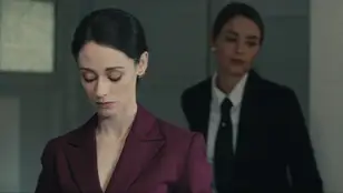 Amanda y Sara coinciden en el baño del juzgado