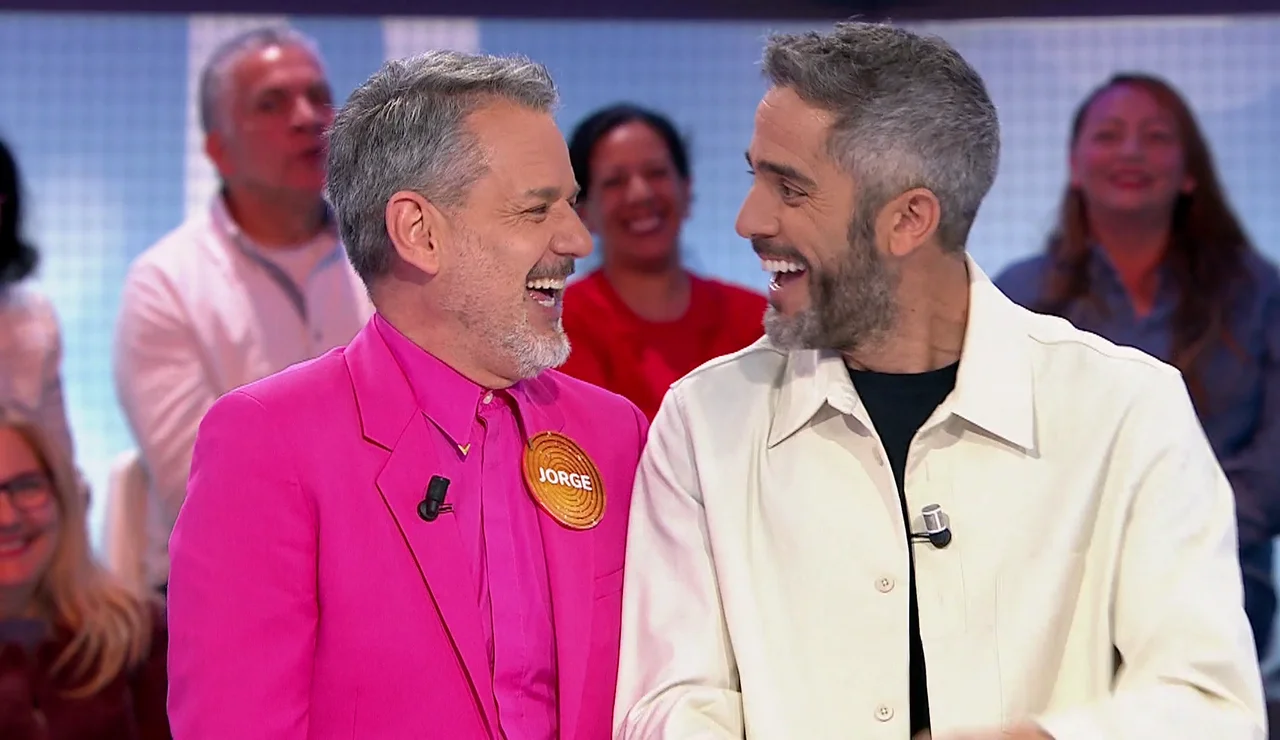El atrevido traje rosa de Jorge Lucas en Pasapalabra: “Esto es muy duro”