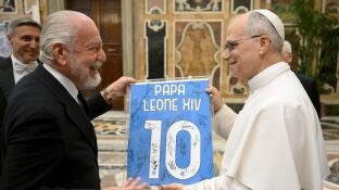 El papa Le&oacute;n XIV junto a Aurelio de Laurentiis