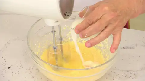 Bátelos con una batidora de varillas eléctrica Bátelos con una batidora de varillas eléctrica