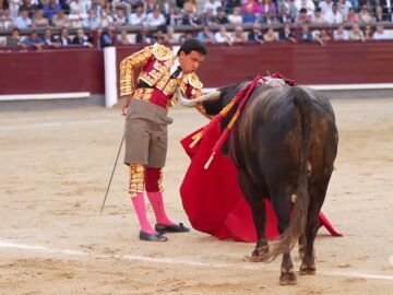 El colombiano Juan de Castilla tira de épica y convierte en inolvidable una tarde con toros para olvidar
