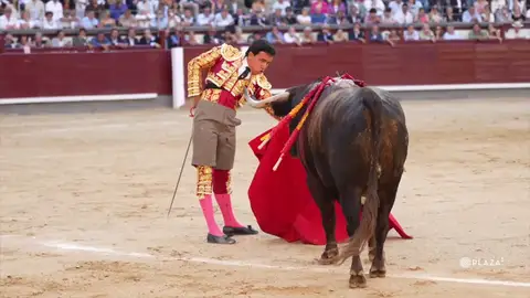 El colombiano Juan de Castilla tira de épica y convierte en inolvidable una tarde con toros para olvidar El colombiano Juan de Castilla tira de épica y convierte en inolvidable una tarde con toros para olvidar