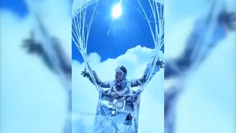 Un parapentista chino alcanza los 8.598 metros y consigue sobrevivir Un parapentista chino alcanza los 8.598 metros y consigue sobrevivir