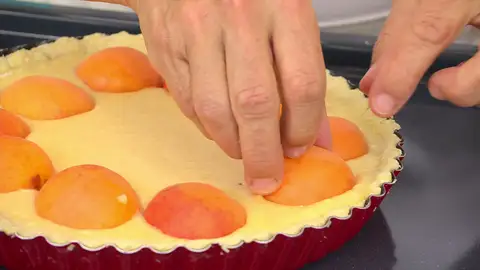 Coloca encima los albaricoques Coloca encima los albaricoques