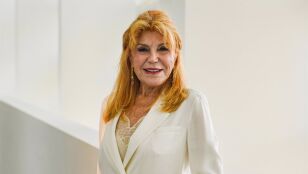 Tita Cervera posando para los medios
