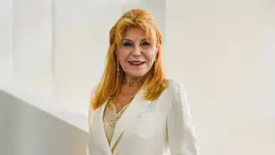 Tita Cervera posando para los medios
