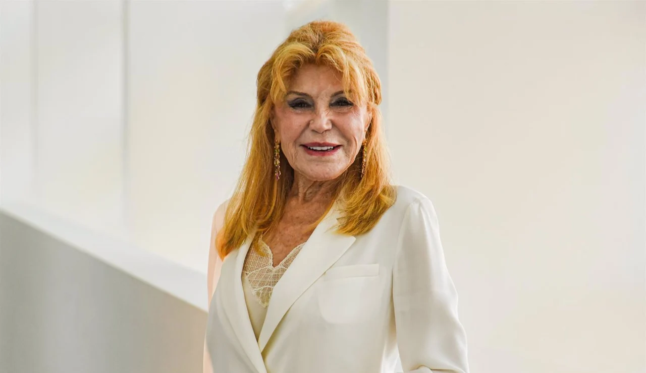 Tita Cervera posando para los medios
