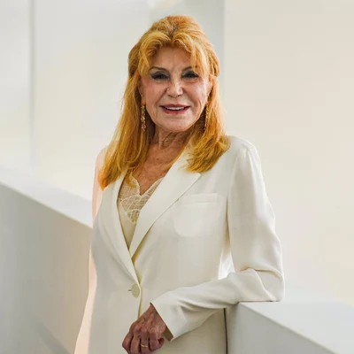 Tita Cervera posando para los medios