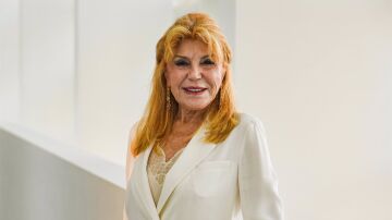Tita Cervera posando para los medios