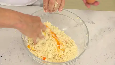 Incorpora huevos y sigue amasando Incorpora huevos y sigue amasando