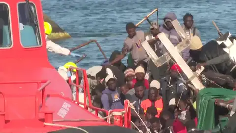 El momento en el que vuelca el cayuco en el mortal accidente en El Hierro El momento en el que vuelca el cayuco en el mortal accidente en El Hierro