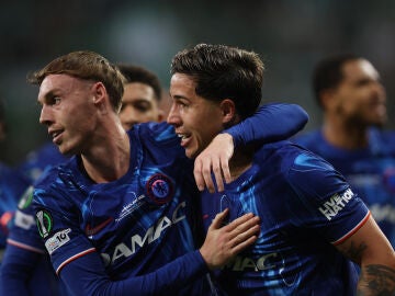 Cole Palmer y Enzo Fernández celebran un gol ante el Betis