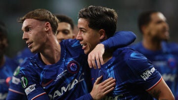 Cole Palmer y Enzo Fernández celebran un gol ante el Betis
