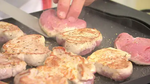 Calienta una plancha, extiende encima los medallones de solomillo Calienta una plancha, extiende encima los medallones de solomillo