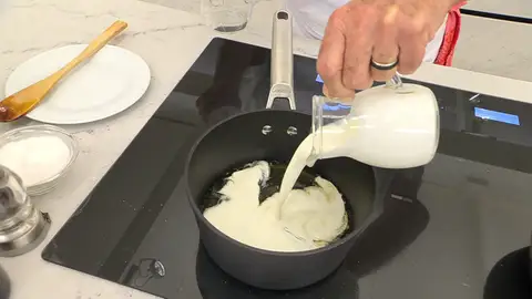 Para hacer la salsa, vierte el caldo y la nata a una cazuela. Para hacer la salsa, vierte el caldo y la nata a una cazuela.