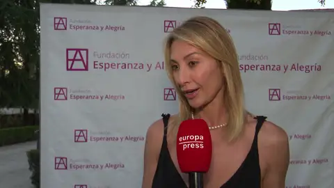 Mónica Pont atendiendo a los medios de comunicación Mónica Pont atendiendo a los medios de comunicación