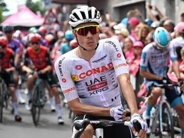 Juan Ayuso, antes de la salida de una etapa del Giro de Italia