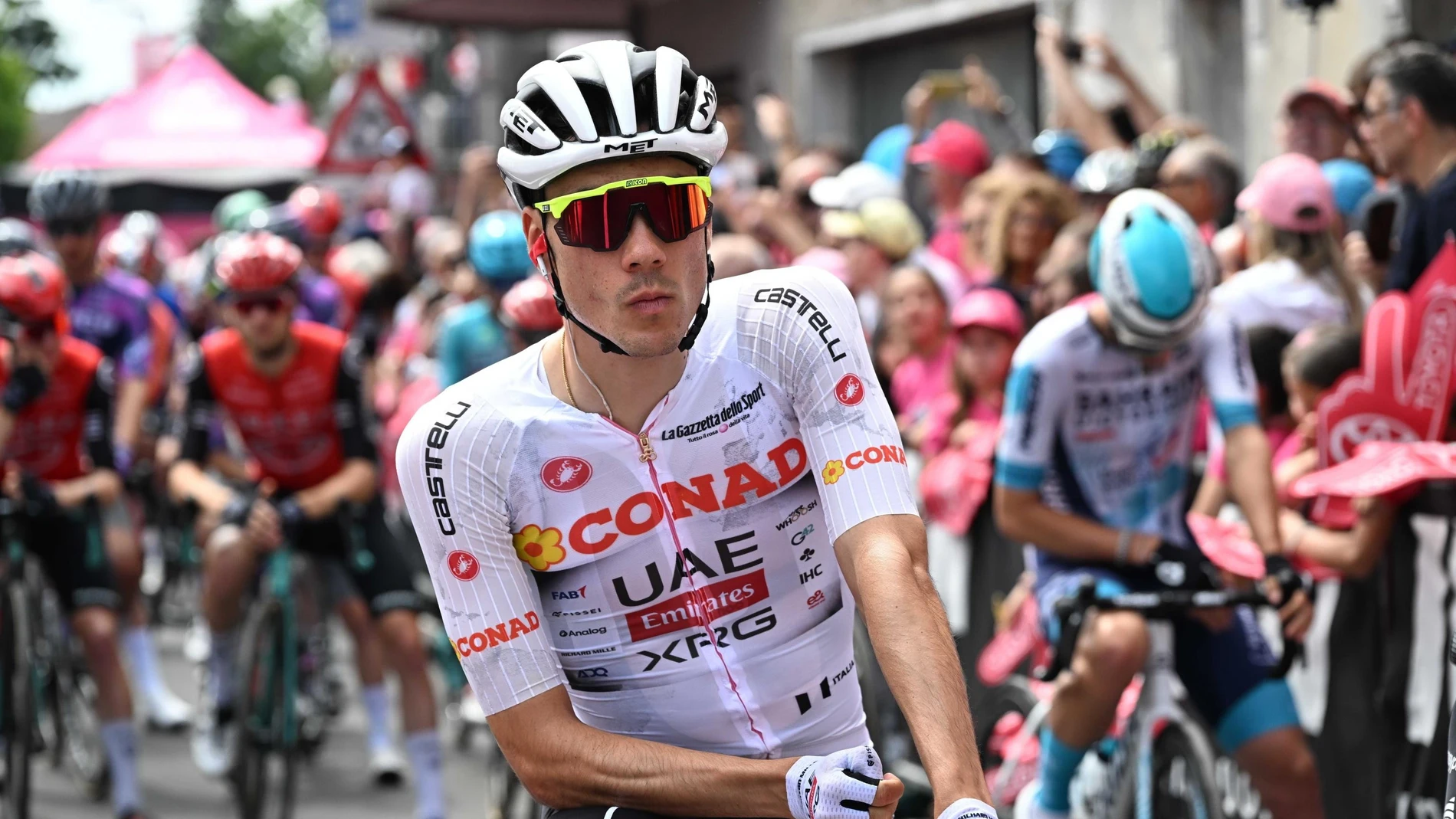 Juan Ayuso, antes de la salida de una etapa del Giro de Italia Juan Ayuso, antes de la salida de una etapa del Giro de Italia