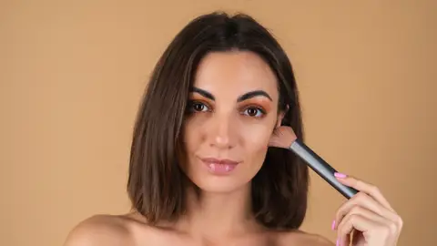 Mujer maquillándose Mujer maquillándose