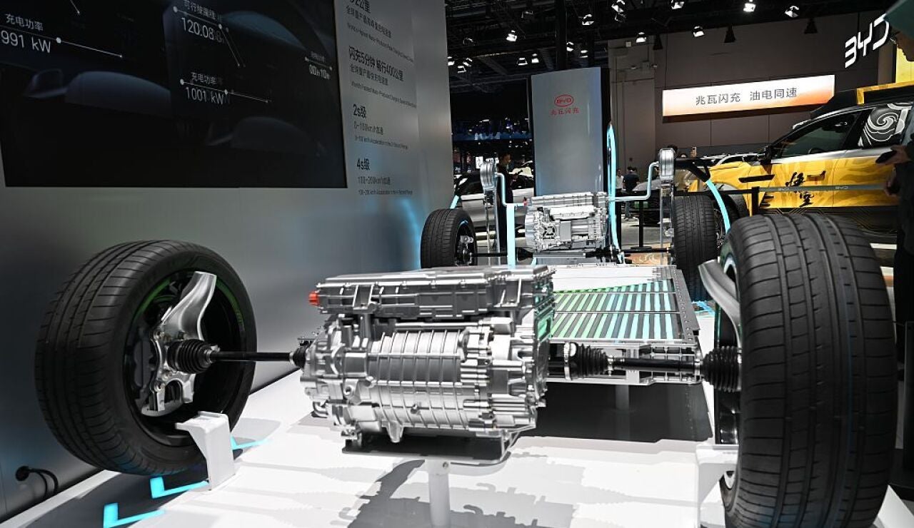 Bateria de un BYD conectada a una estaci&oacute;n de recarga