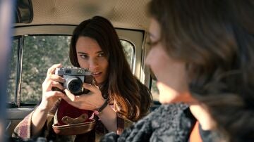 Fina le hace fotos a Marta mientras duda si deben invertir en un nuevo negocio inmobiliario