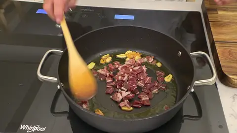 Añade los dados de jamón y las gambas Añade los dados de jamón y las gambas